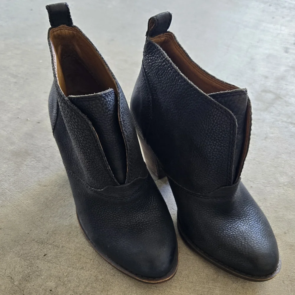 LUCKY BRAND Ellehn Black Pebble Leather Pull On Notch Front Ankle Boots sz 8